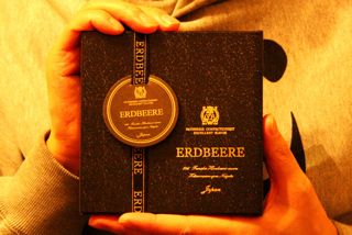 ERDBEERE CHOCOLATE-DIPPED DRIED FRUITS