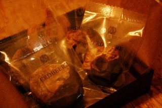 ERDBEERE CHOCOLATE-DIPPED DRIED FRUITS