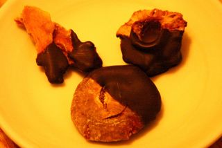 ERDBEERE CHOCOLATE-DIPPED DRIED FRUITS